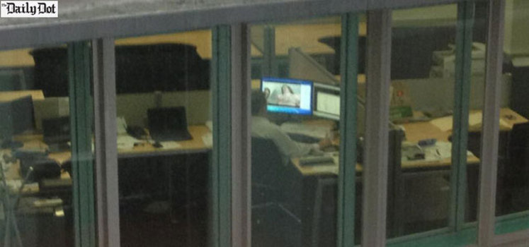 Foto de homem vendo pornô no escritório se espalha no Twitter